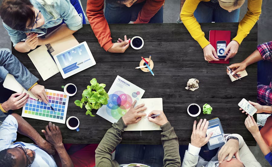 Workshop med studerende omkring et bord